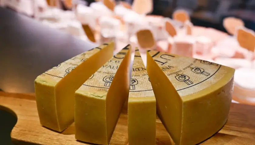 Fette di Grana Padano su tagliere. Attenzione, il Grana Padano fa ingrassare, ma è così buono!