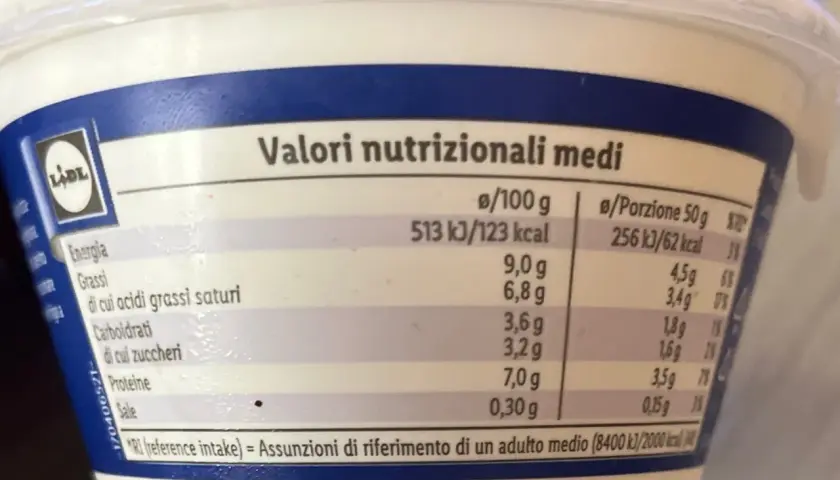 Etichetta nutrizionale di ricotta: 123 calorie per 100g. Grassi 9g, carboidrati 3,2g, proteine 7g.