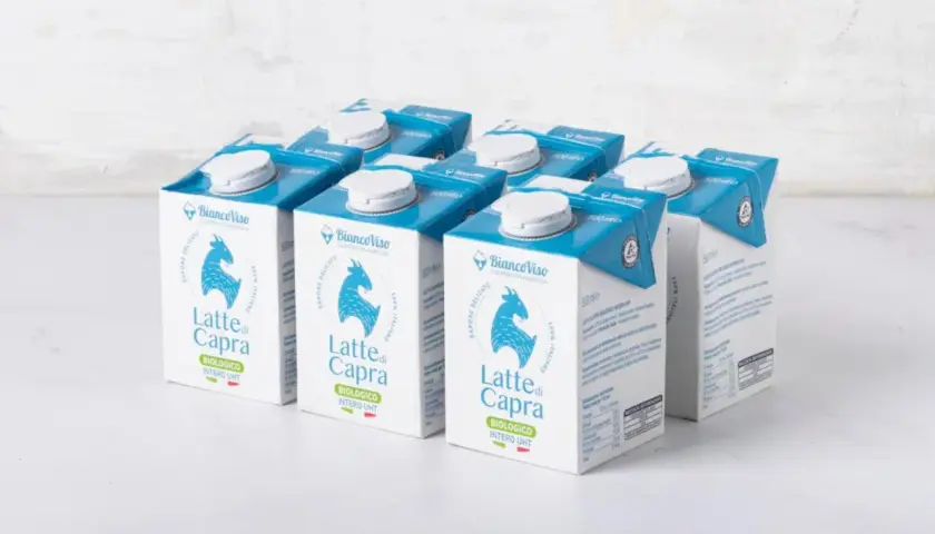 Scatole di latte di capra biologico, con un disegno di capra e la scritta "Latte di Capra".
