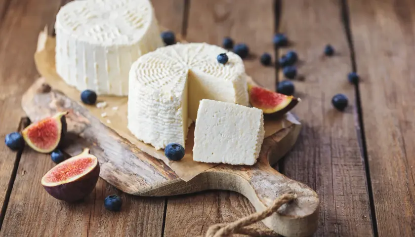 Ricotta fresca, a cuore e rotonda, con mirtilli e fichi. Un formaggio leggero, con pochi grassi saturi, perfetto per una colazione sana.