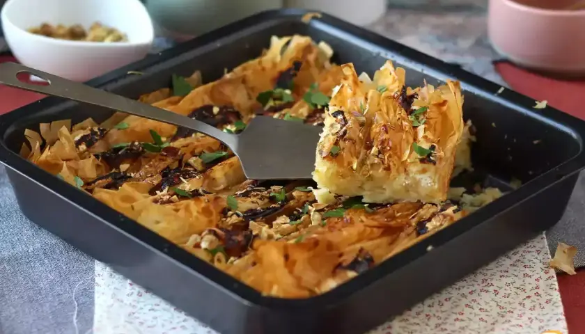 Torta salata croccante con caprino e noci, una delle tante ricette con caprino perfette per ogni occasione.