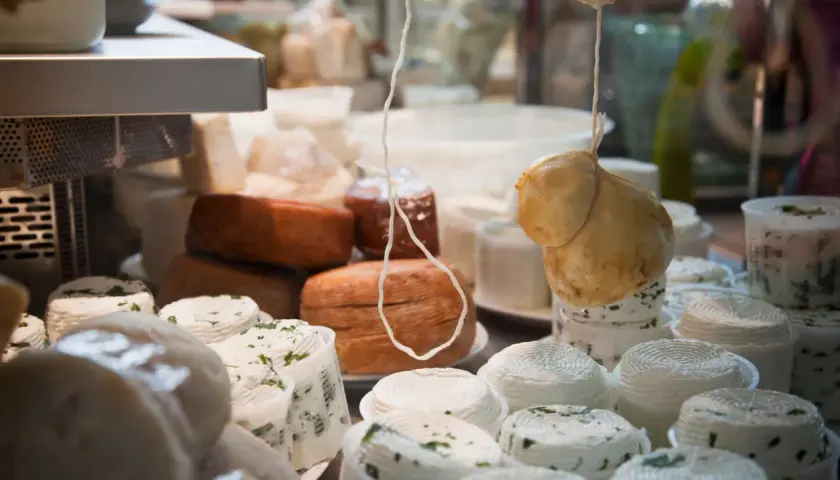 Assortimento di formaggi freschi e stagionati, tra cui spiccano i formaggi a pasta cotta, pronti per essere gustati.