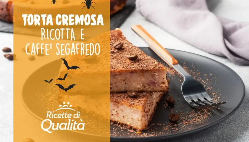 Fetta di torta cremosa ricotta e caffè, guarnita con cioccolato grattugiato e chicchi di caffè.