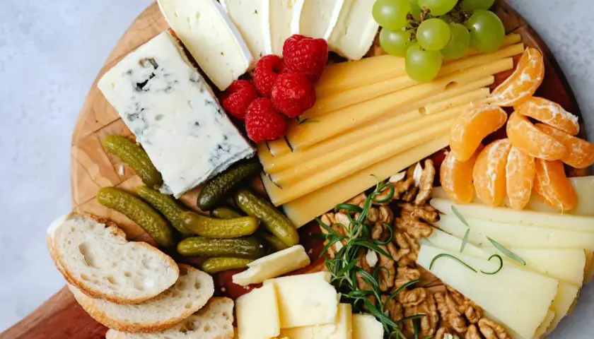 Assaggio di formaggi del nord Italia: blu, brie, stagionato, con frutta, noci e pane.