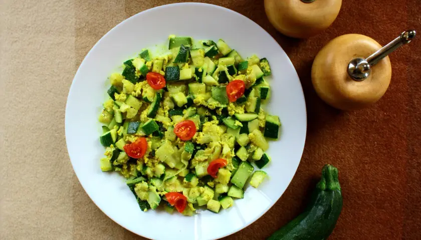 Zucchine saltate con pomodorini e uova, un'idea per ricette con quark leggere e gustose.
