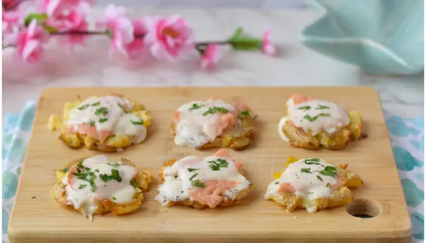 Sfogliatine croccanti con salmone e formaggio fuso, perfette per antipasti o secondi leggeri. Un'idea per stracchino ricette secondi.