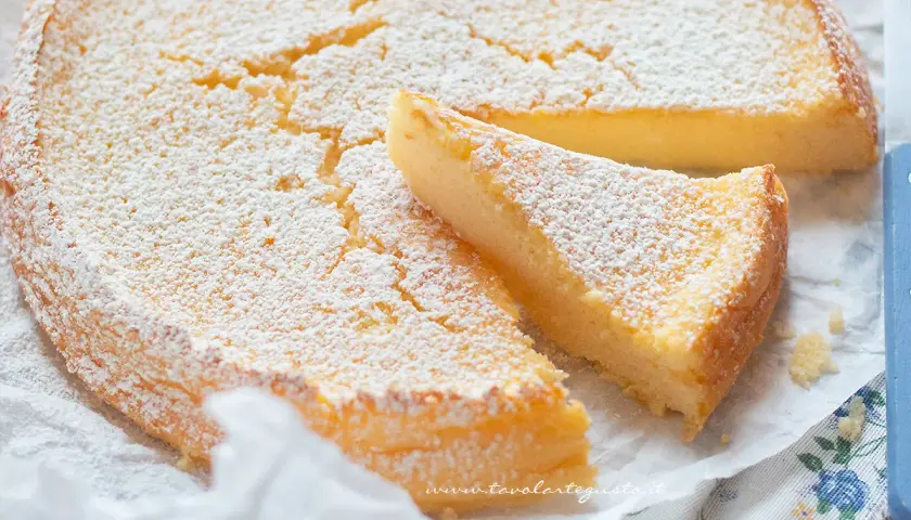 Torta soffice alla ricotta al limone, spolverata di zucchero a velo. Un dolce leggero, ideale per chi cerca informazioni sulle calorie.