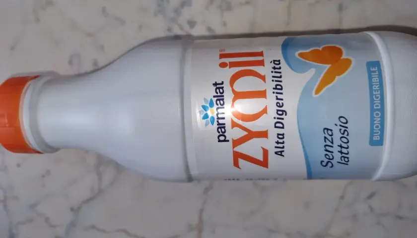 Bottiglia di Zymil senza lattosio, ideale per chi è in gravidanza e cerca un prodotto altamente digeribile.