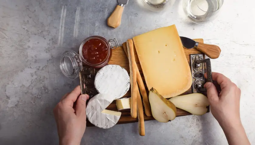 Tagliere con formaggi, pere, marmellata e grissini. Forse il formaggio fa male, ma è così invitante!