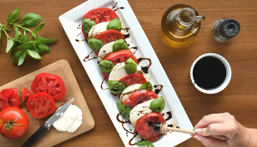 Caprese: un classico degli abbinamenti formaggi e verdure. Pomodori, mozzarella e basilico conditi con olio e aceto balsamico.