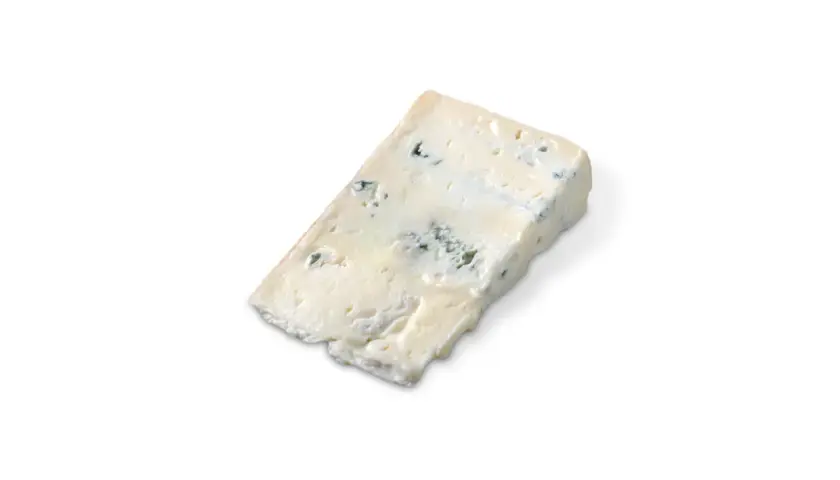 Un pezzo di zola formaggio con venature blu su sfondo bianco.