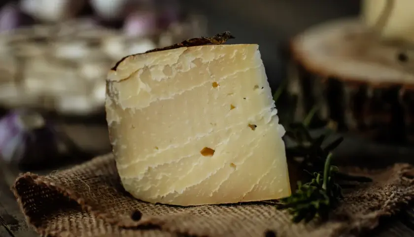 Un pezzo di fontina stagionata, ideale per chi cerca sapori autentici anche in gravidanza.