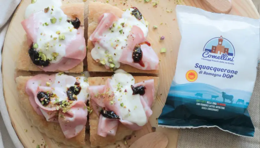Focaccia con mortadella, squacquerone, confettura e pistacchi. Un'idea per squacquerone ricette veloci e gustose.