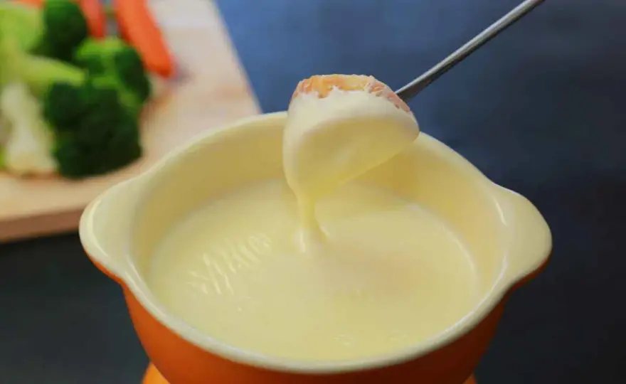 Fonduta per pasta cremosa - dosi, formaggi e trucchi