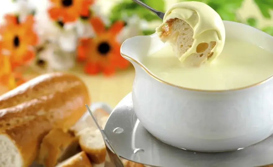 Come sciogliere il formaggio senza grumi e separazioni