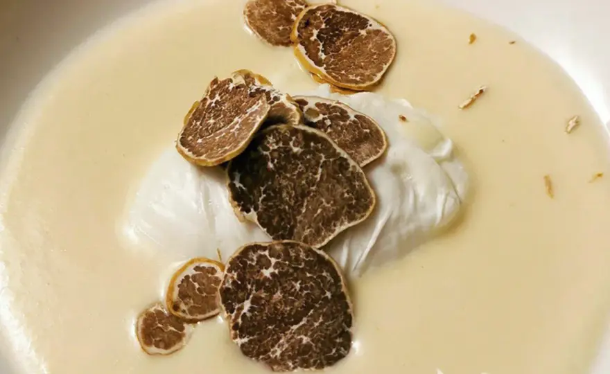 Uovo pochè con fonduta, il trucco per un tuorlo fondente