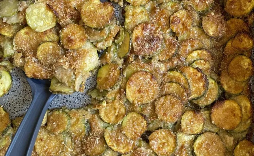 Zucchine al forno con pangrattato e parmigiano croccanti