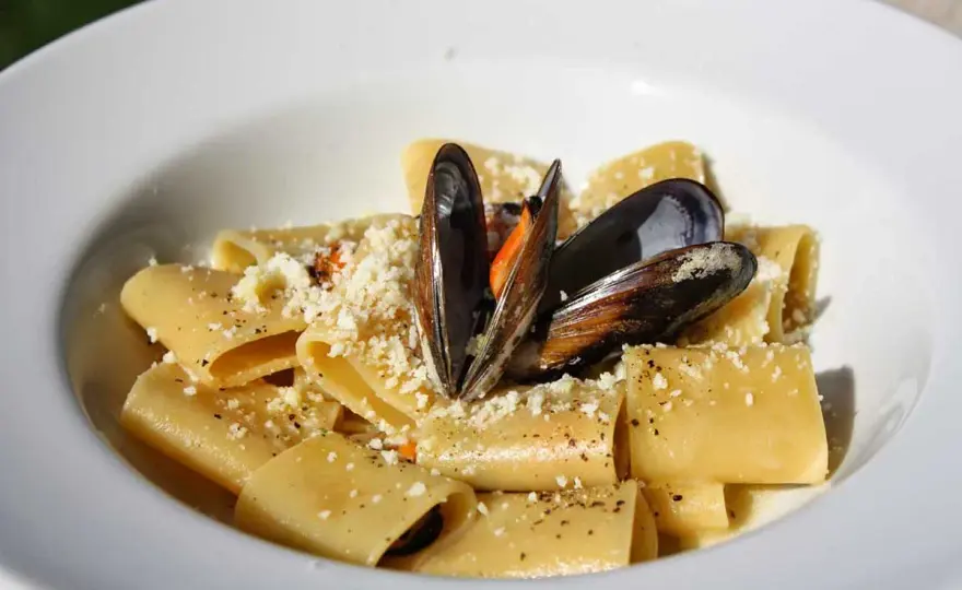 Paccheri con cozze e pecorino, la crema senza grumi