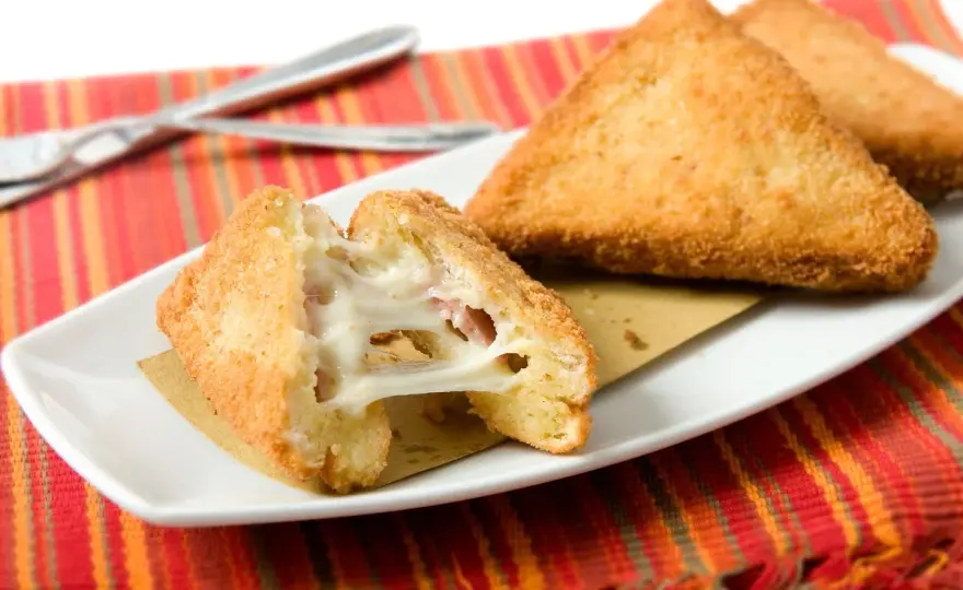 Mozzarella in carrozza in friggitrice ad aria, croccante e filante