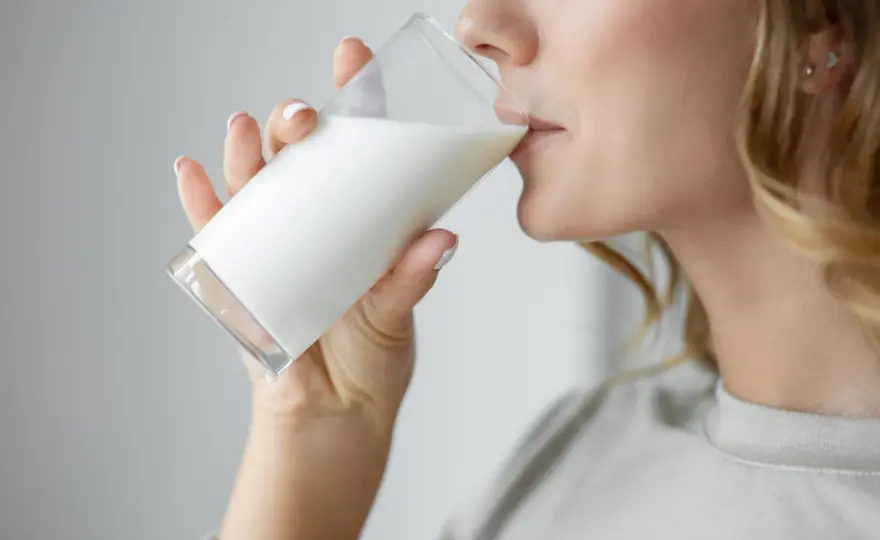 Il latte fa ingrassare? La verità su calorie e peso