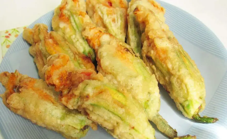 Fiori di zucca ripieni di ricotta, al forno o fritti