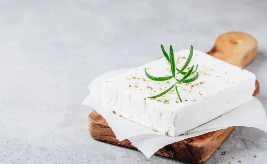 La feta contiene lattosio? Quantità e differenze dalla caseina