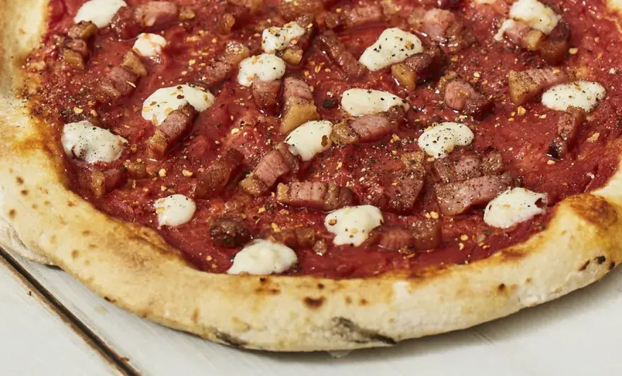 Pizza con guanciale e pecorino, base giusta e tempi perfetti