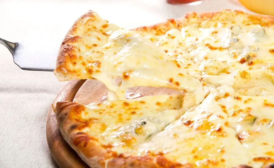 Pizza ai 4 formaggi fatta in casa, cremosa ma equilibrata