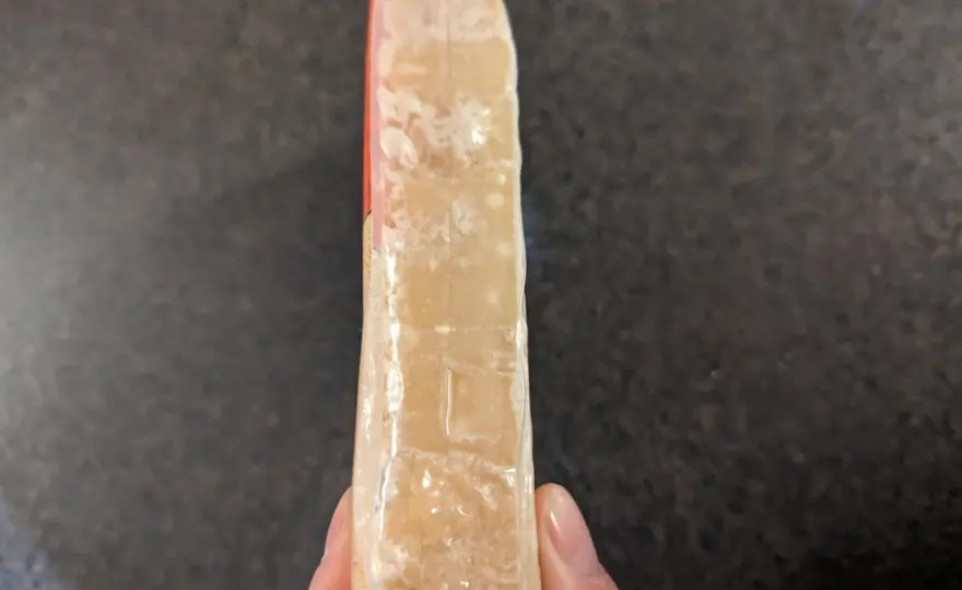 Formaggio scaduto, si può mangiare? Come valutarlo