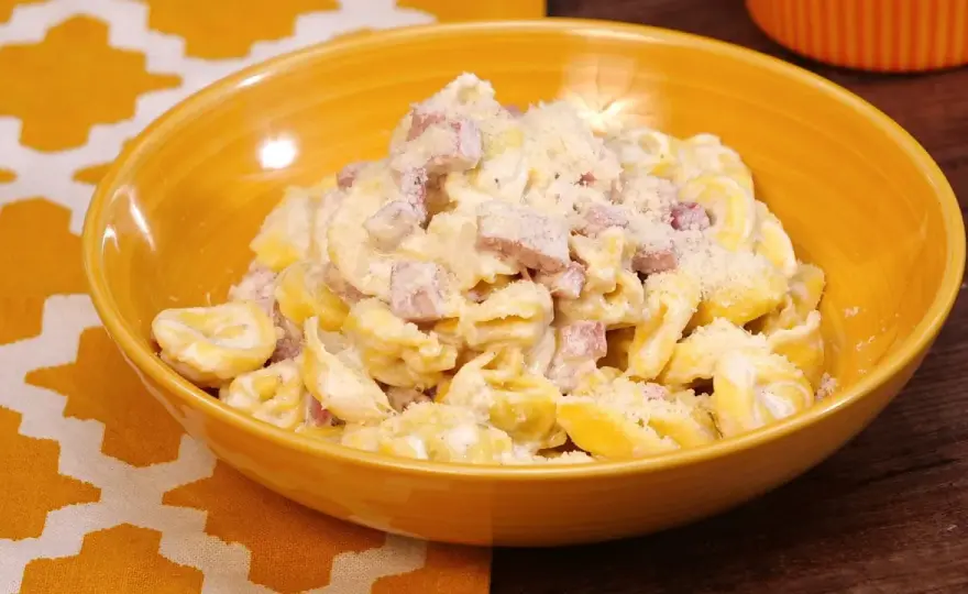 Tortellini panna e prosciutto cremosi in 20 minuti