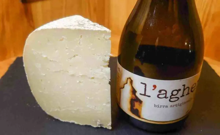 Il tomino fa ingrassare? Calorie, porzioni e abbinamenti