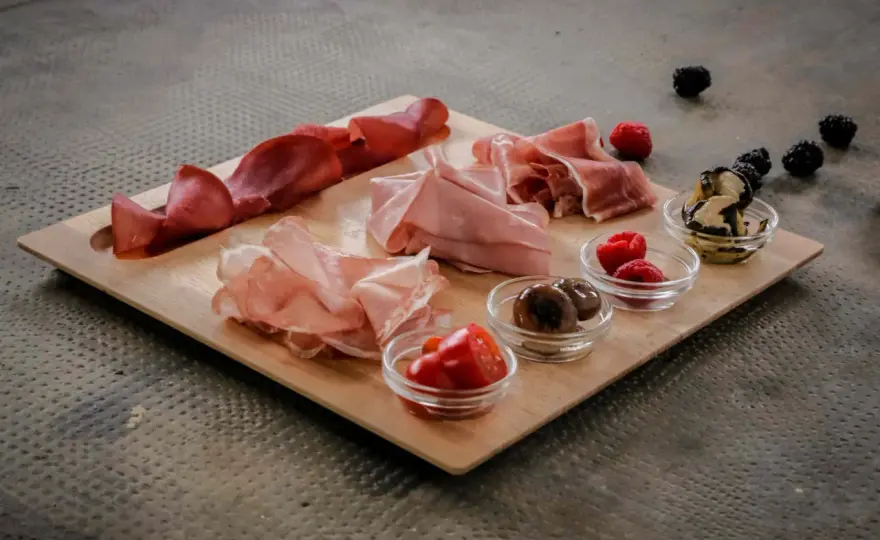 Come creare un tagliere di antipasti equilibrato