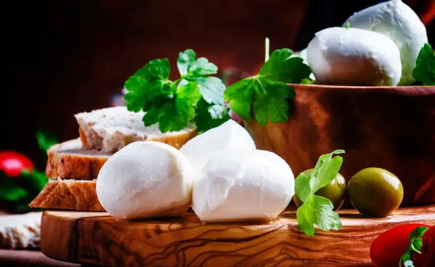 Calorie mozzarella: bufala, fiordilatte, vaccina. La guida completa