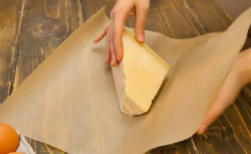 Conservare il formaggio con la carta da forno - guida pratica