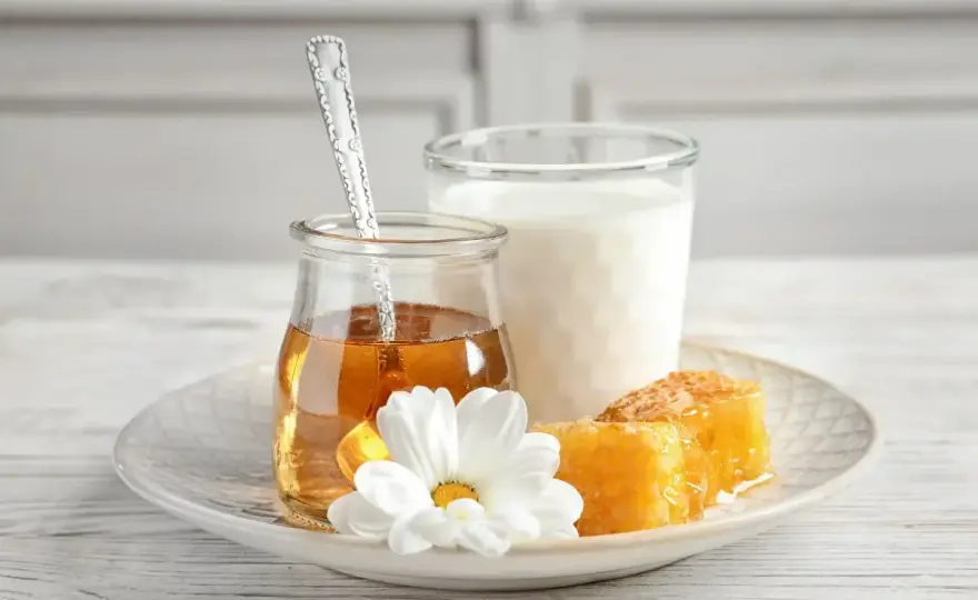 Latte caldo con miele fa male o si può bere?