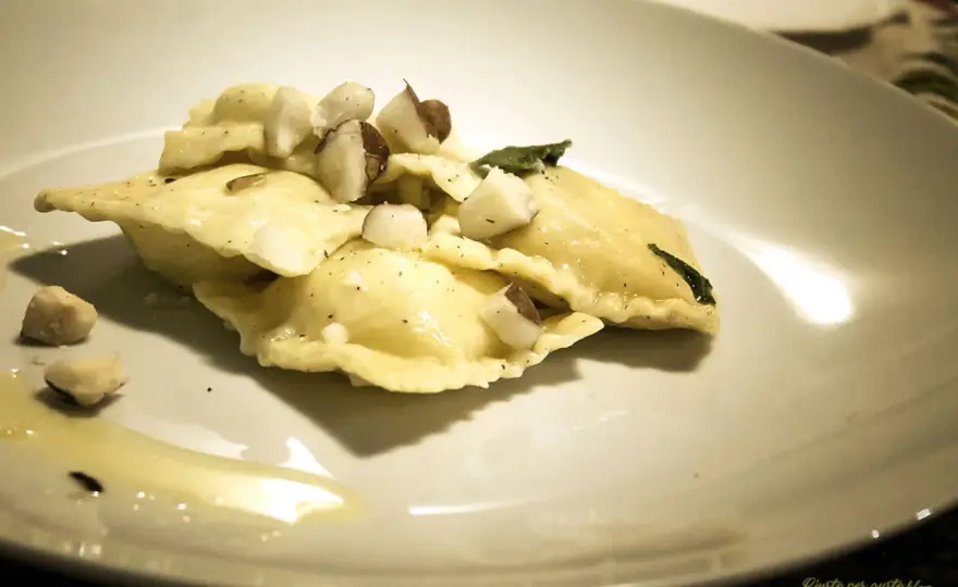 Ravioli pere e pecorino con burro e salvia
