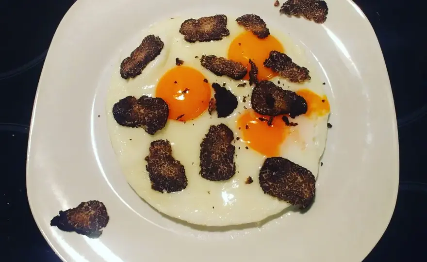 Uova al tartufo e formaggio - Guida all'equilibrio perfetto
