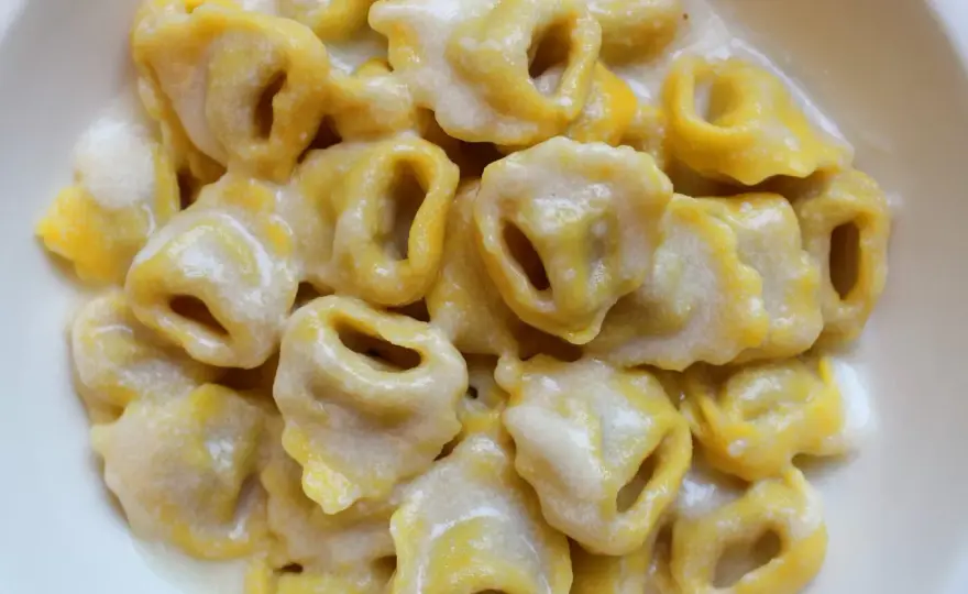 Tortellini alla fonduta di Parmigiano Reggiano, senza grumi