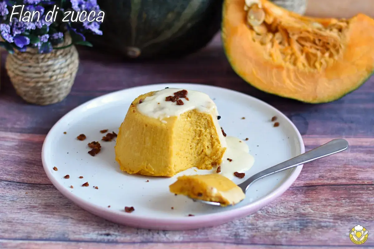 Delizioso flan di zucca con fonduta di pecorino, guarnito con croccanti pezzetti di pancetta.