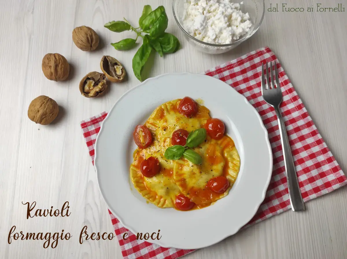 Ravioli ripieni di formaggio fresco e noci, conditi con pomodorini e basilico. Una deliziosa ricetta da provare!