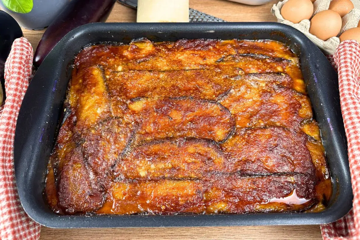 Parmigiana di melanzane non fritte appena sfornata, dorata e invitante, pronta per essere gustata.