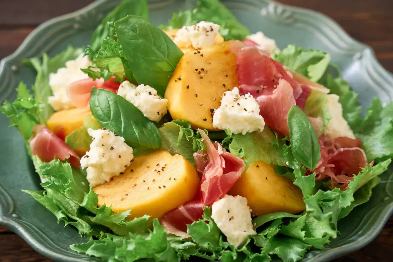 Insalata con cachi, prosciutto crudo e ricotta fresca. Un'idea su cosa abbinare alla ricotta fresca per un piatto fresco e gustoso.