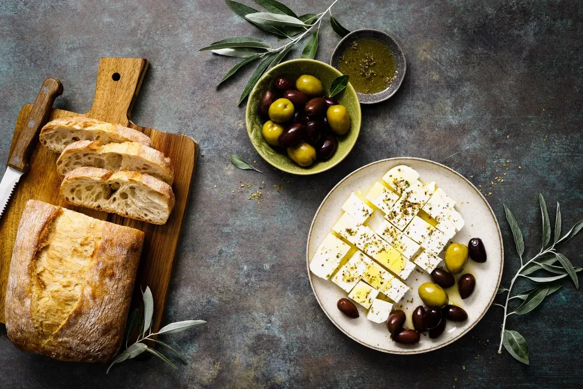 Pane fresco, olive e feta condita con erbe. Attenzione, la feta fa ingrassare se mangiata in grandi quantità!