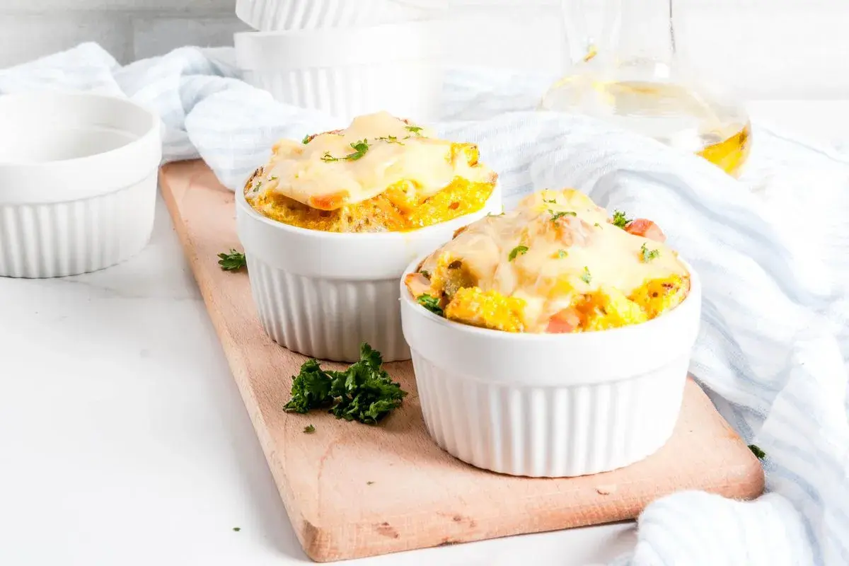 Due tortini gratinati con avanzi di salumi e formaggi, perfetti per ricette creative e gustose.