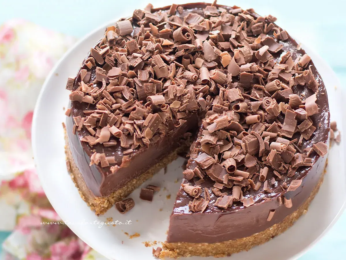Cheesecake alla Nutella e mascarpone, ricoperta di riccioli di cioccolato fondente. Una delizia per gli occhi e per il palato.