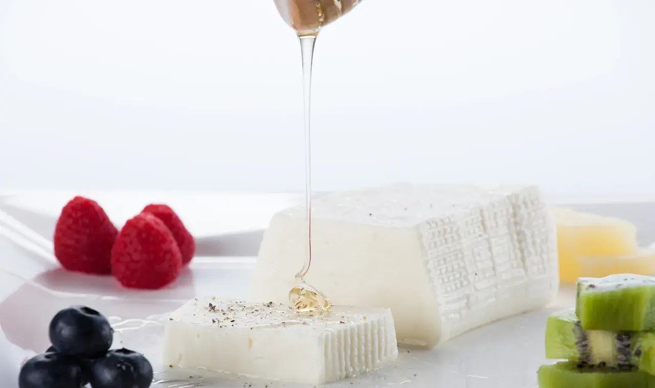 Formaggio fresco con miele, lamponi, mirtilli e kiwi. Un assaggio per capire la differenza tra stracchino e crescenza.