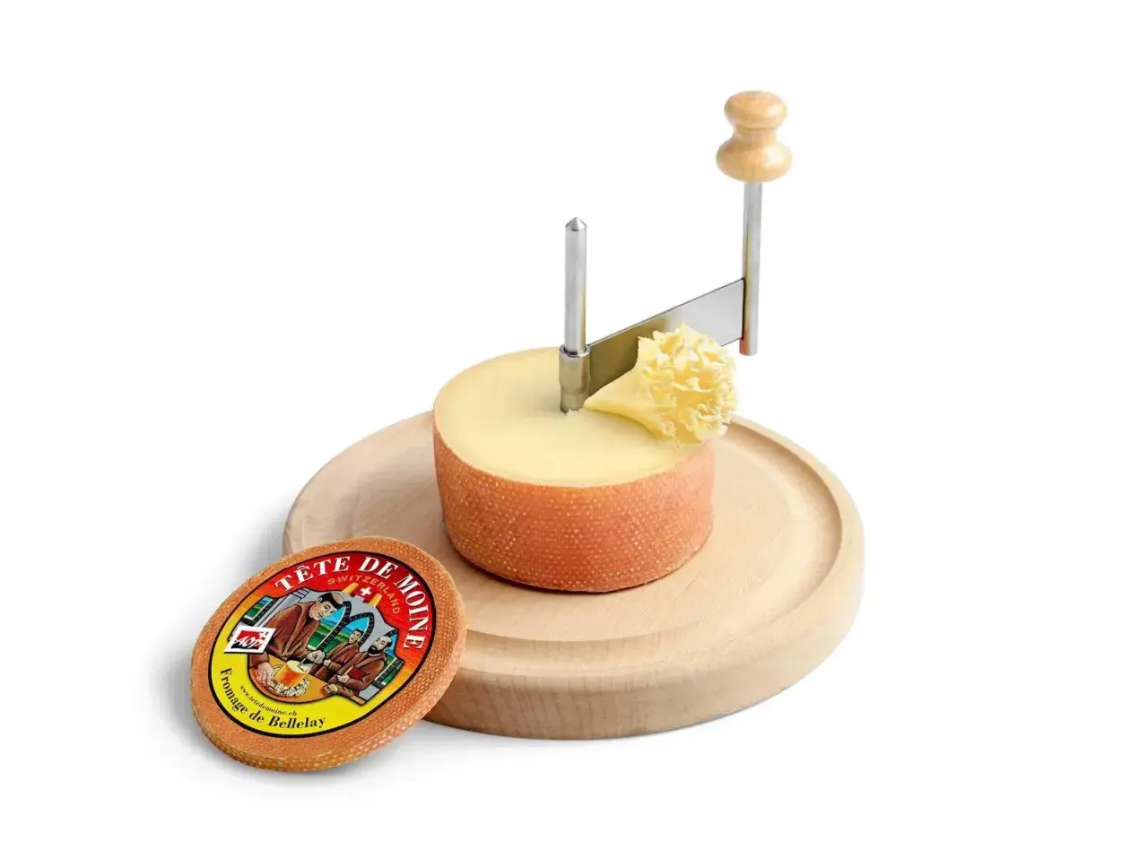 Forme di formaggio Tête de Moine su tagliere di legno, con girolle per creare riccioli.