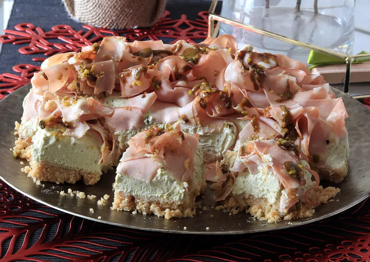 Cheesecake salata con taralli, mortadella e pistacchi, una delizia per il palato.