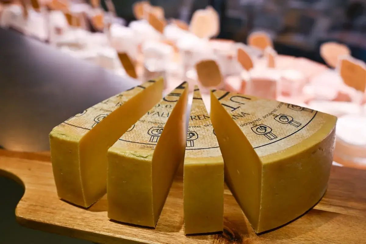 Fette di Grana Padano su tagliere. Attenzione, il Grana Padano fa ingrassare, ma è così buono!