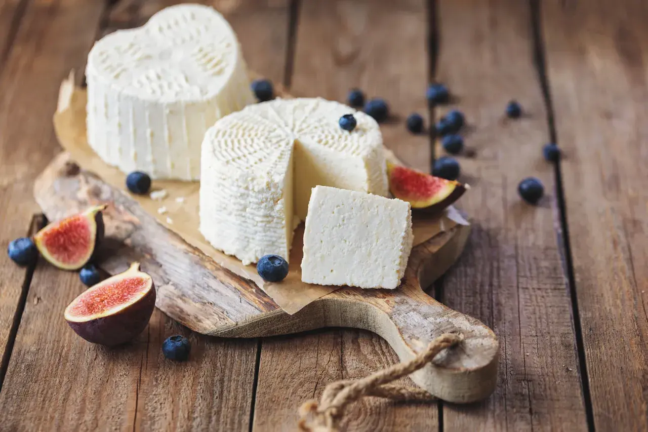 Ricotta fresca, a cuore e rotonda, con mirtilli e fichi. Un formaggio leggero, con pochi grassi saturi, perfetto per una colazione sana.